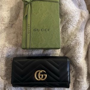 Mint condition Gucci Marmont Continental Wallet